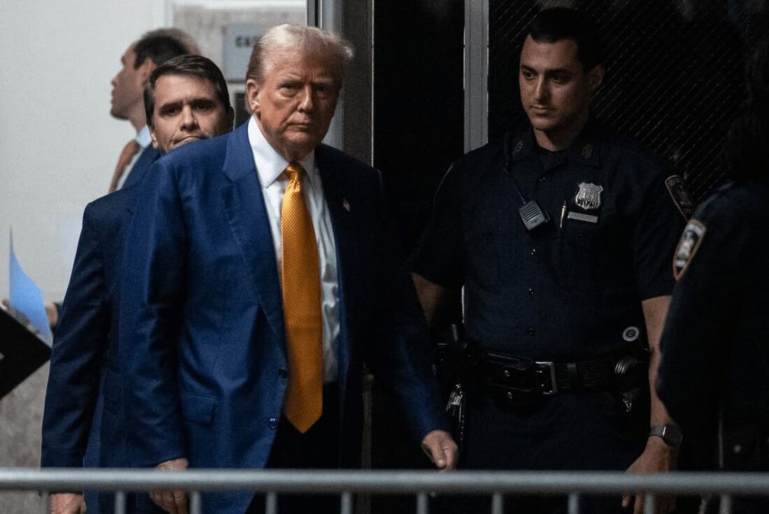 Candidato presidencial republicano, ex-presidente dos EUA, Donald Trump, entra no tribunal após um intervalo durante seu julgamento.