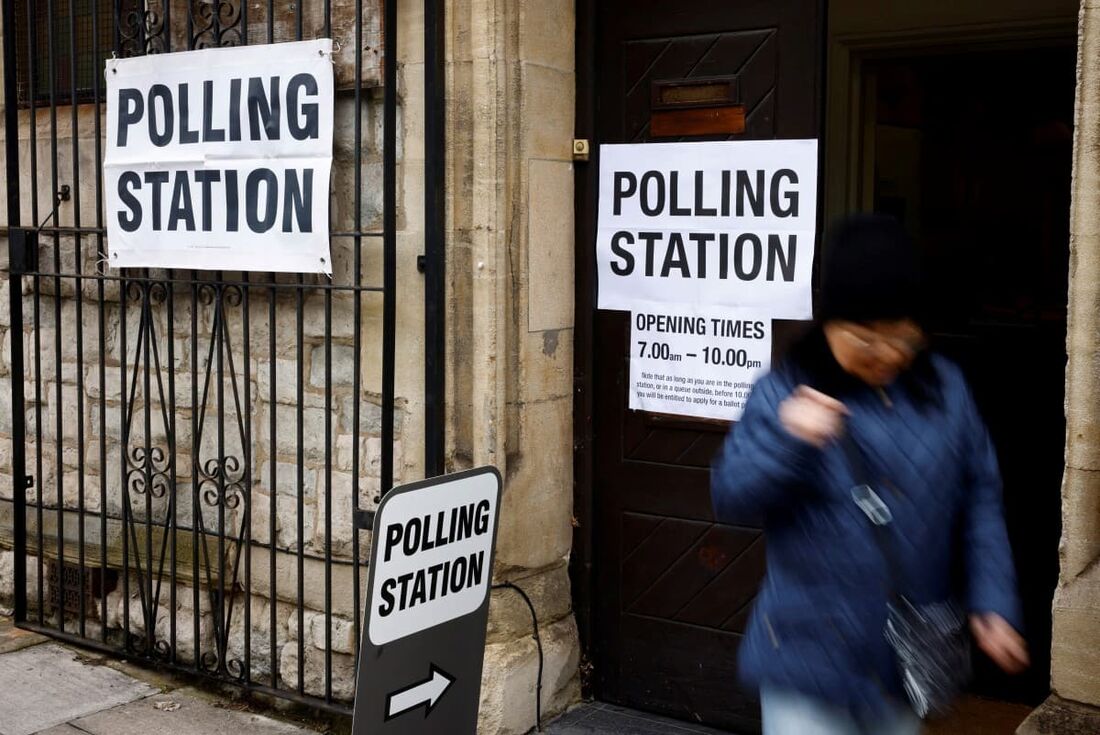 Um eleitor sai de uma seção eleitoral localizada na Igreja Adventista do Sétimo Dia de Hampstead, em Hampstead, no norte de Londres, após votar nas eleições locais, em 2 de maio de 2024.