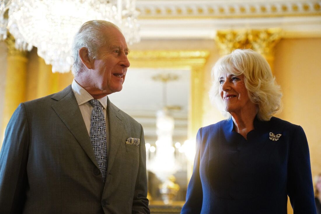 O Rei Carlos III da Grã-Bretanha e a Rainha Camilla da Grã-Bretanha são presenteados com o Rolo da Coroação, um registro oficial de sua coroação, pelo Escriturário da Coroa na Chancelaria, no Palácio de Buckingham, centro de Londres, em 1&ordm; de maio de