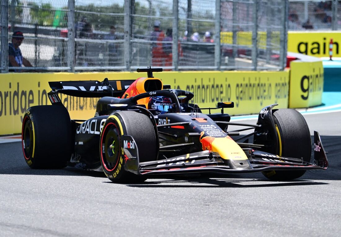 Max Verstappen pelo carro da Red Bull