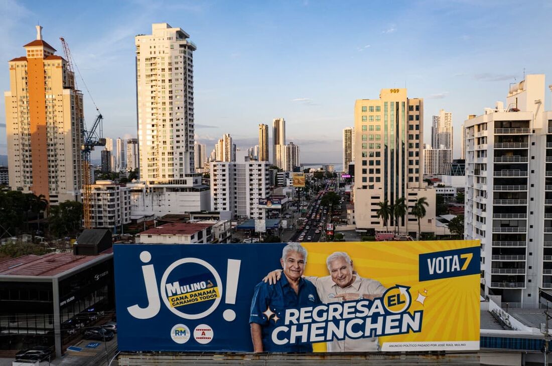 Vista aérea de um anúncio eleitoral do candidato presidencial Jose Raul Mulino na Cidade do Panamá.