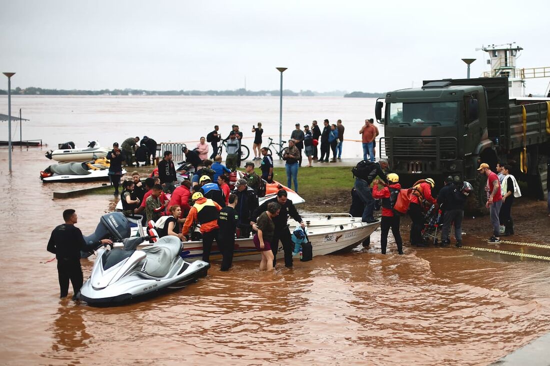 Resgate é feito de jet ski no Rio Grande do Sul