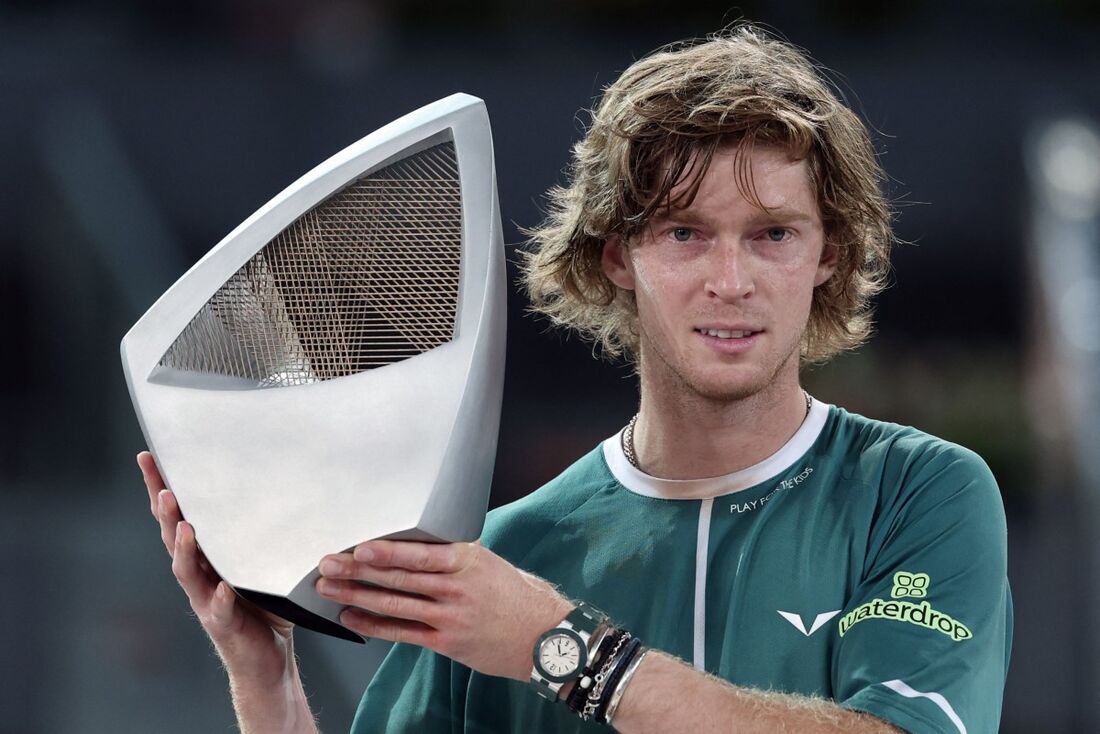 Rublev com o troféu de campeão do Masters 1000 de Madri