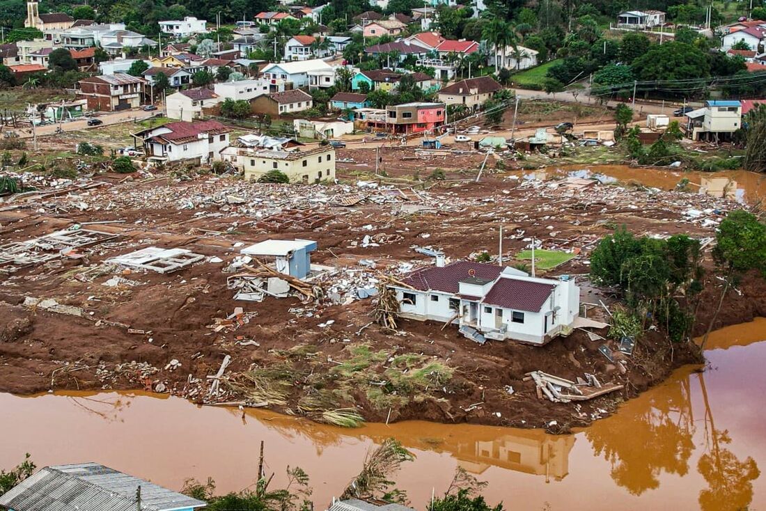 Vista aérea mostra casas destruídas pelas enchentes no Rio Grande do Sul