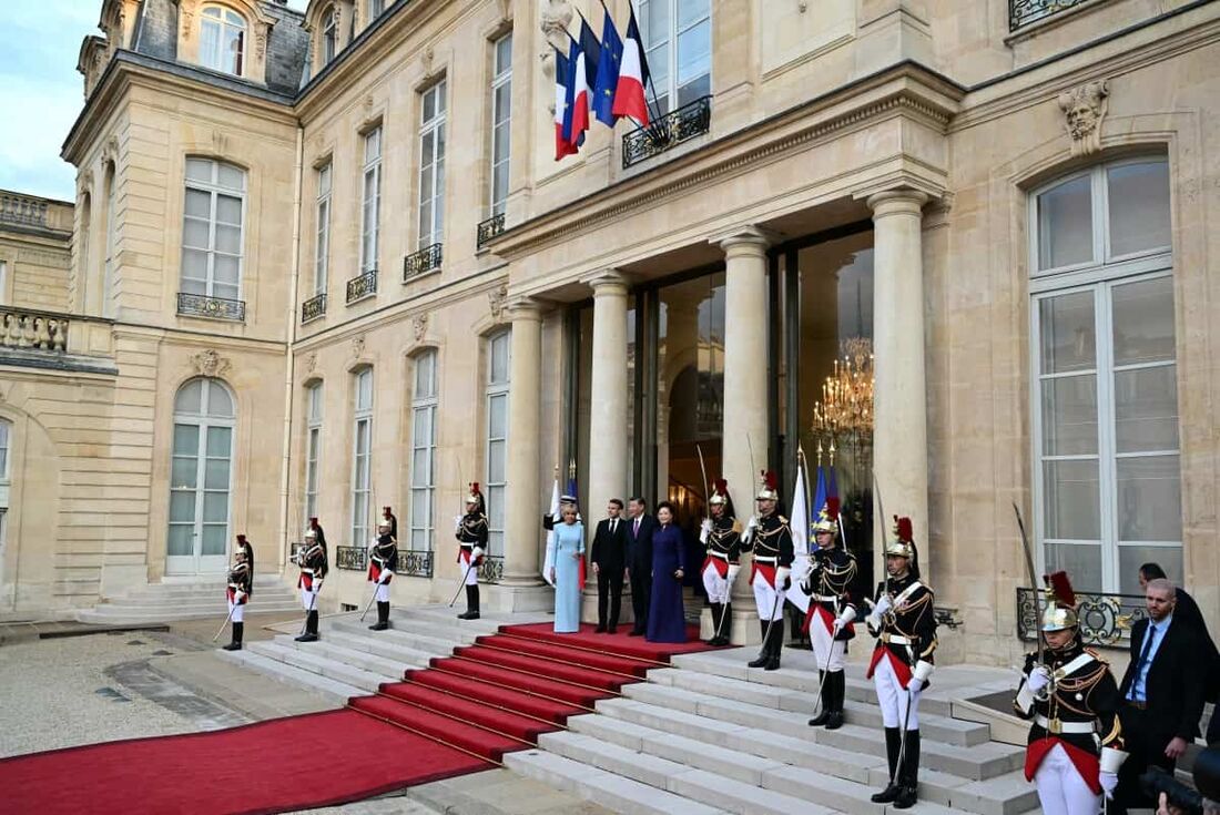 O presidente francês Emmanuel Macron (2&ordm; da esquerda), sua esposa Brigitte Macron (à esquerda), o presidente chinês Xi Jinping (2&ordm; da direita) e sua esposa Peng Liyuan (à direita).