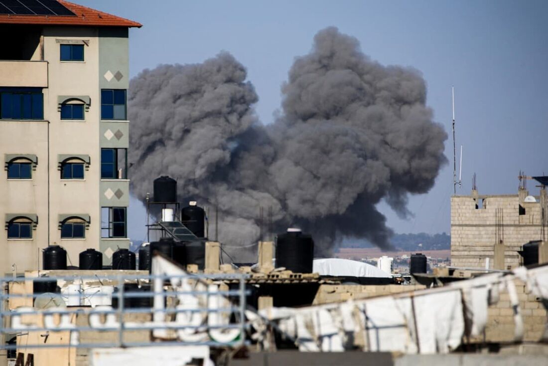 Ondas de fumaça dos ataques israelenses em Rafah, no sul da Faixa de Gaza