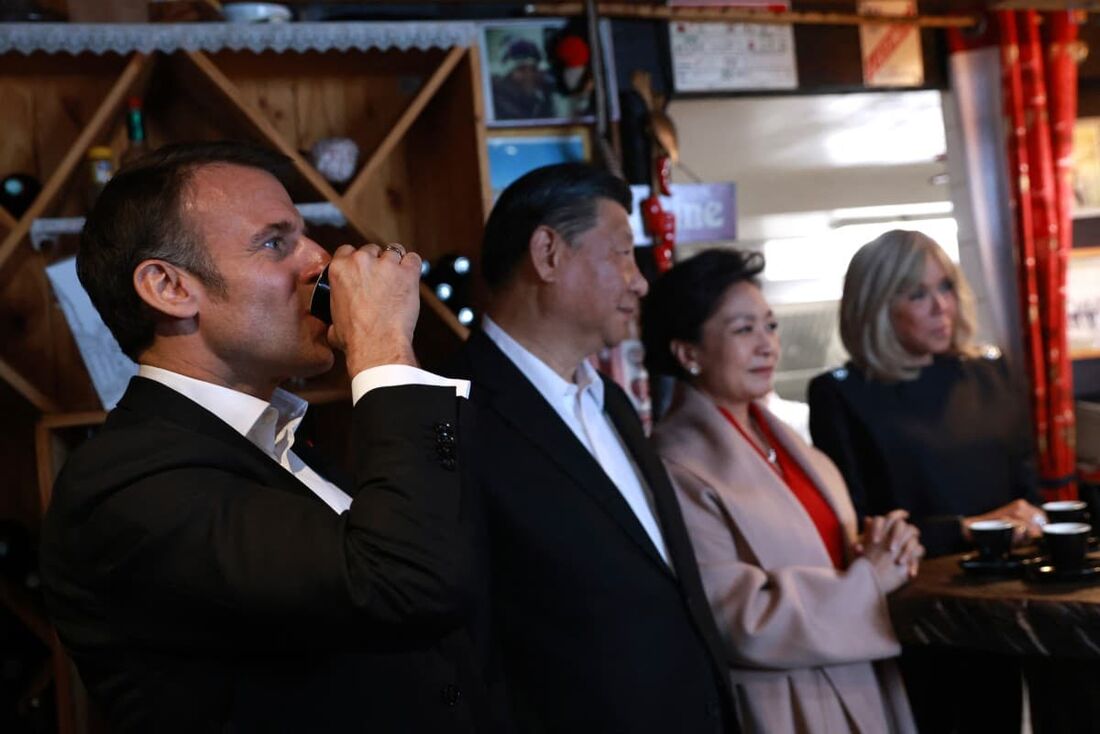  O presidente francês Emmanuel Macron (à esquerda) toma café ao lado do presidente chinês Xi Jinping (segundo à esquerda), sua esposa Peng Liyuan (terceira à esquerda) e Brigitte Macron (à direita) em um restaurante no passo do Tourmalet.