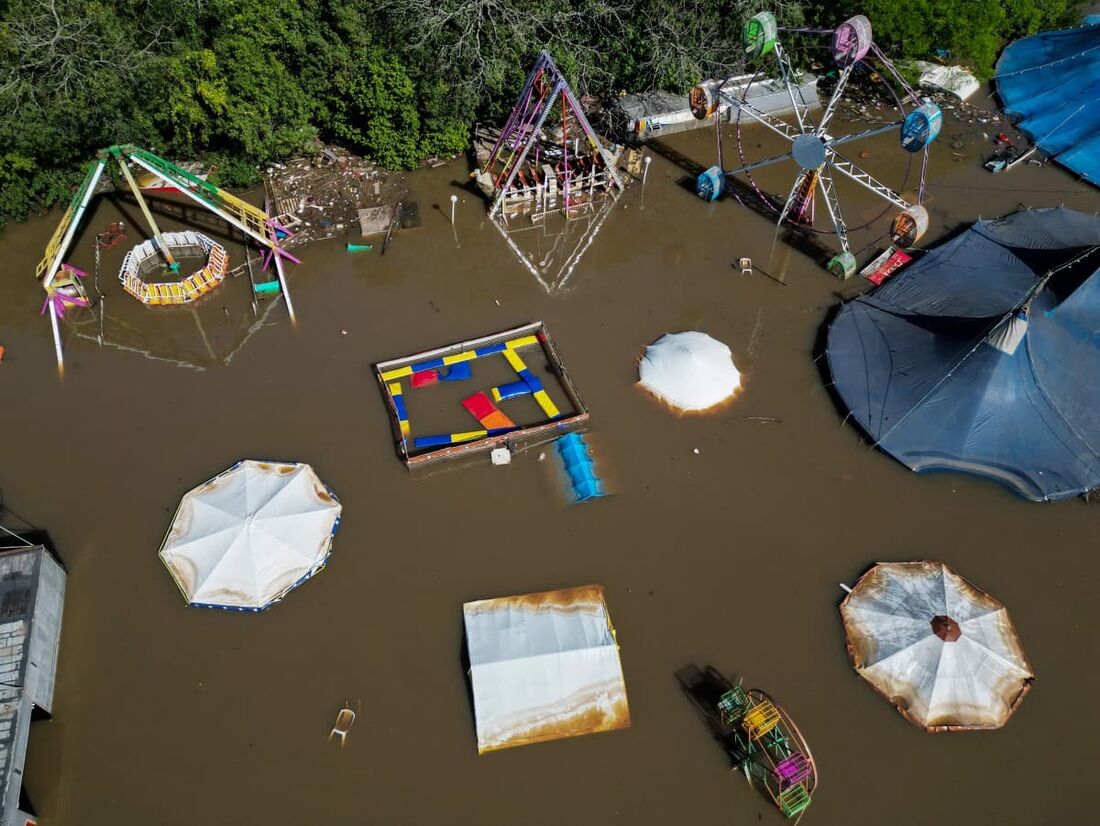 Vista aérea de um parque de diversões inundado em Canoas, município ao norte de Porto Alegre