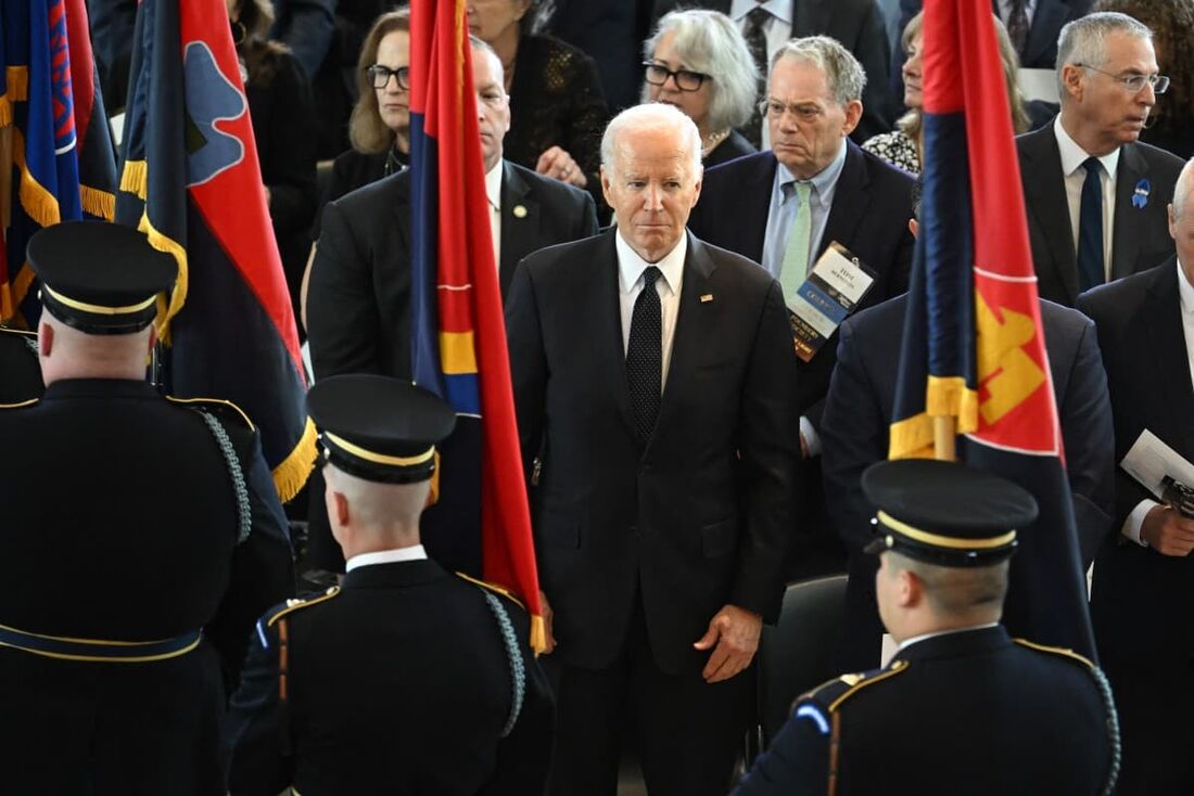 O presidente dos EUA, Joe Biden (C), participa da cerimônia anual dos Dias de Memória para os sobreviventes do Holocausto no Capitólio dos EUA, em Washington, DC