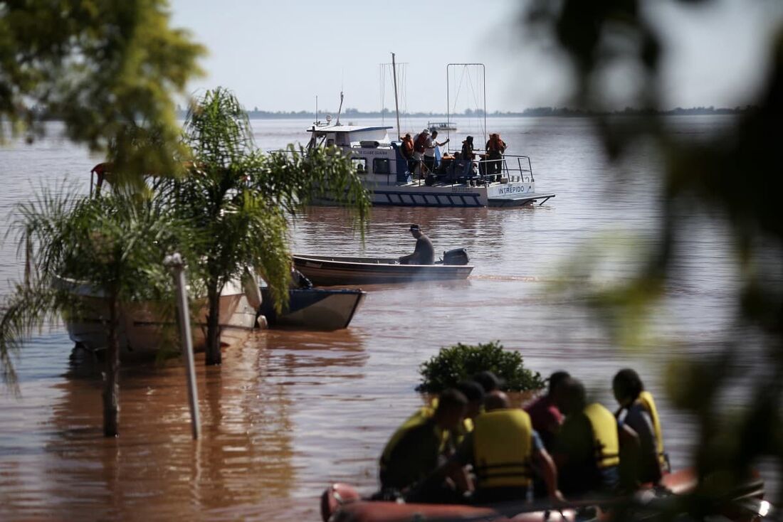 Barcos do Iate Clube transportam gratuitamente pessoas de Porto Alegre para Guaíba, em Porto Alegre.