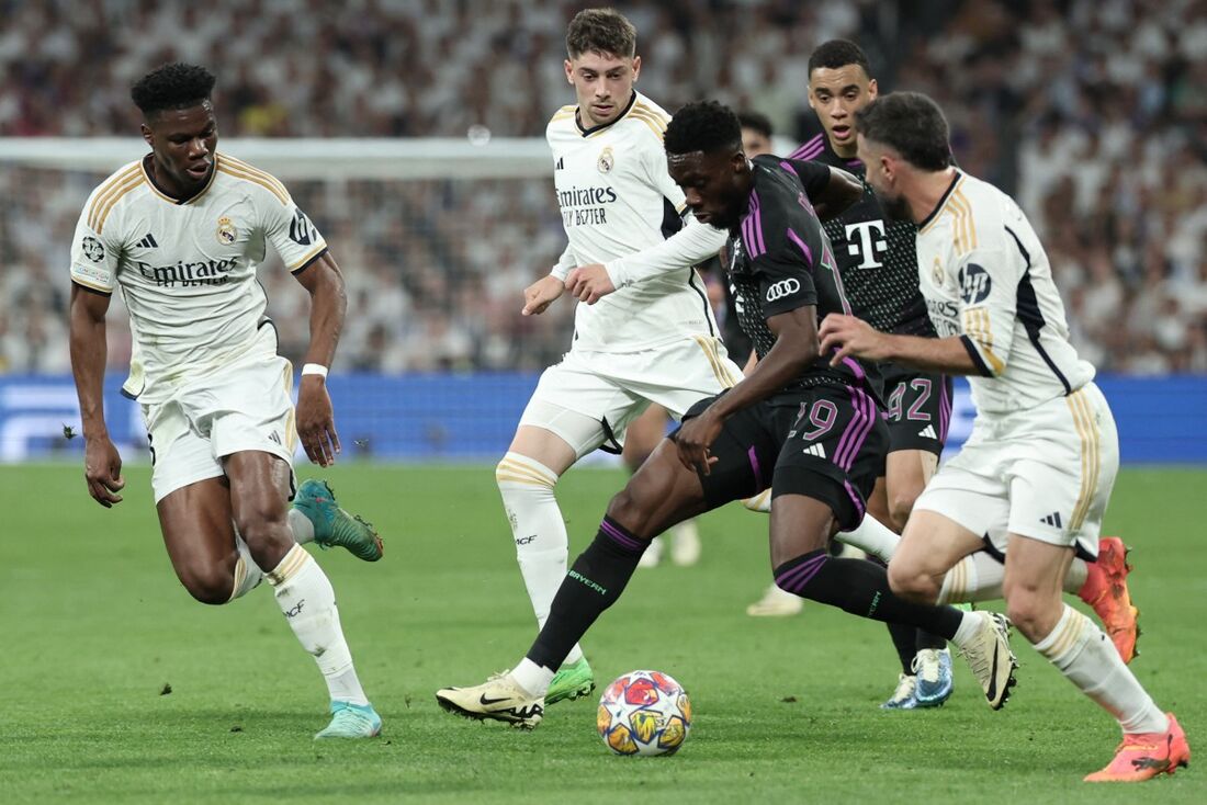 Zagueiro francês do Real Madrid, Aurelien Tchouameni, em lance de jogo