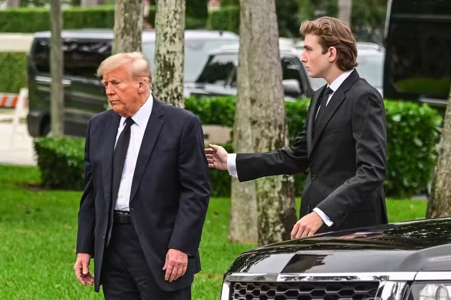 O ex-presidente dos Estados Unidos, Donald Trump, e seu filho Barron Trump, durante o funeral da mãe de Melania Trump, em 18 de janeiro de 2023.