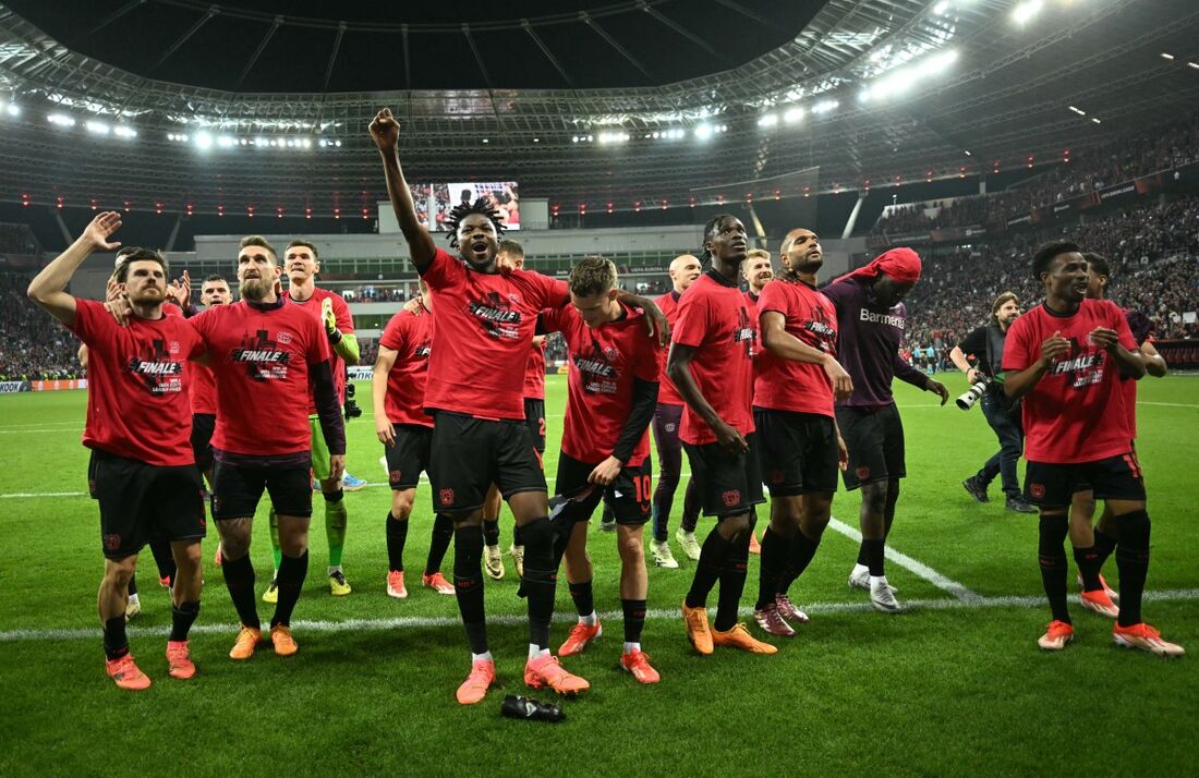 Jogadores do Leverkusen celebram ida à final da Europa League