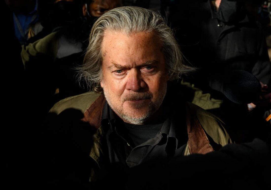 (ARQUIVOS) O ex-assessor da Casa Branca da Administração Trump, Steve Bannon, sai após uma aparição no Tribunal Distrital Federal em Washington, DC em 15 de novembro de 2021.