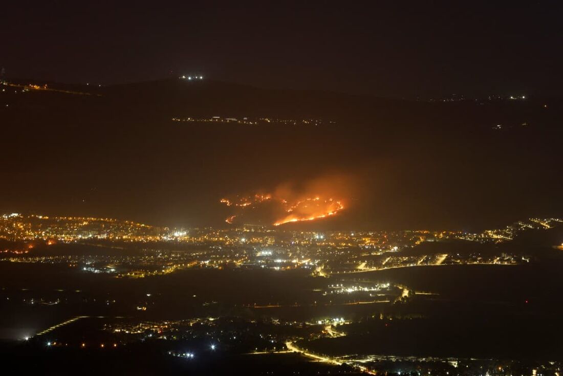 Uma imagem mostra um incêndio resultante de foguetes lançados do Líbano, próximo à cidade de Kiryat Shmona, no norte de Israel, perto da fronteira com o Líbano