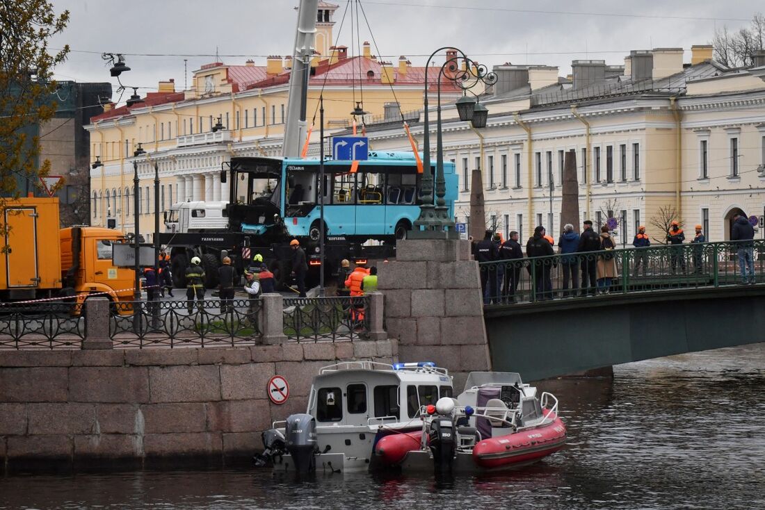 Ônibus cai em rio de São Petersburgo, na Rússia