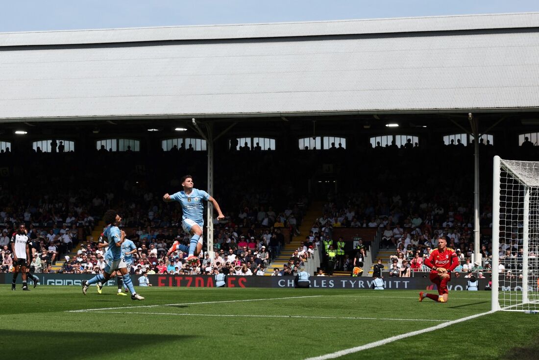 Julian Alvarez marcou um dos gols do Manchester City na goleada diante do Fulham 