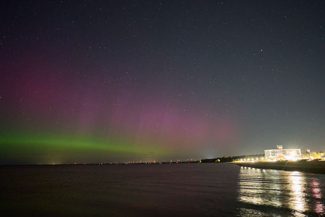 As luzes do norte ou aurora boreal iluminam o céu noturno em Grand Bend