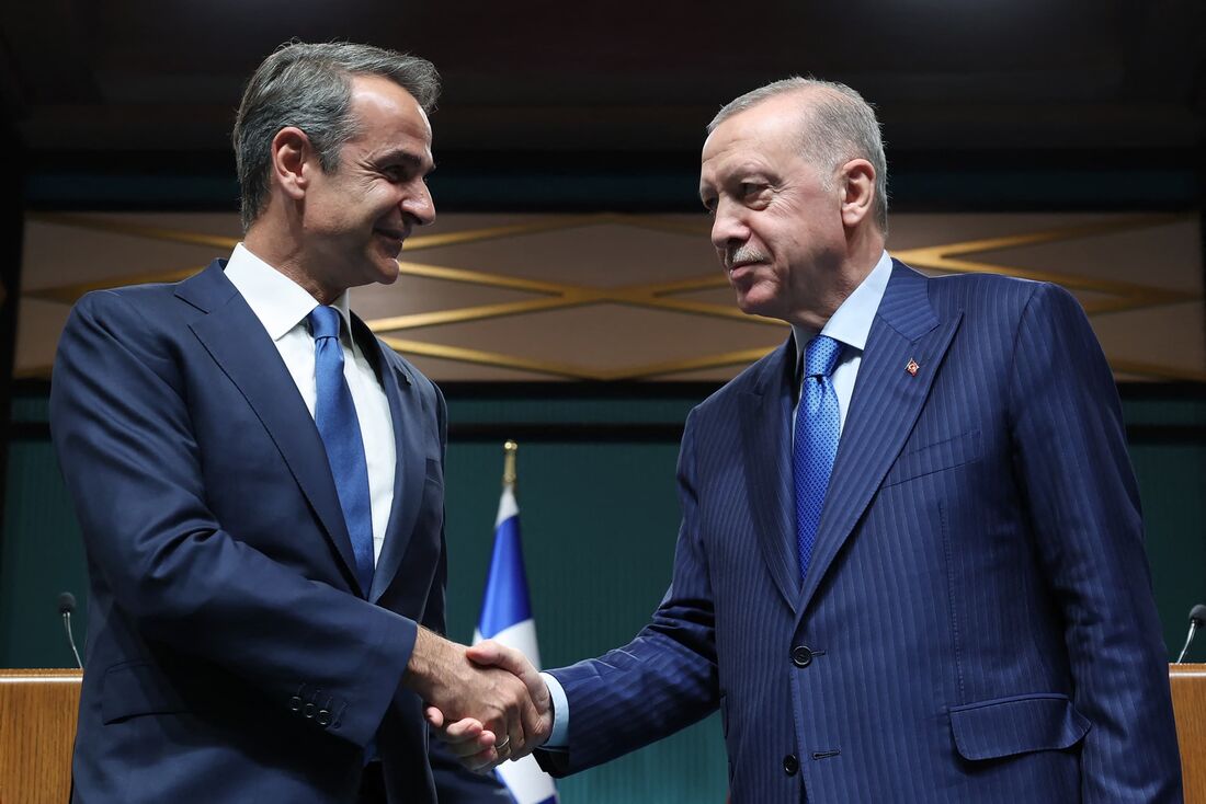 Presidente da Turquia, Recep Tayyip Erdogan, aperta a mão do primeiro-ministro grego, Kyriakos Mitsotakis, no final da sua conferência de imprensa conjunta em Ancara.