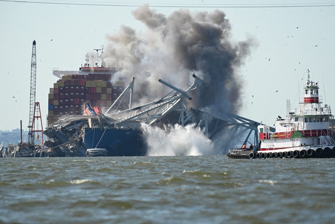 Tripulações conduzem uma demolição controlada de uma seção da ponte Francis Scott Key que repousa sobre o navio porta-contêineres Dali, em Baltimore