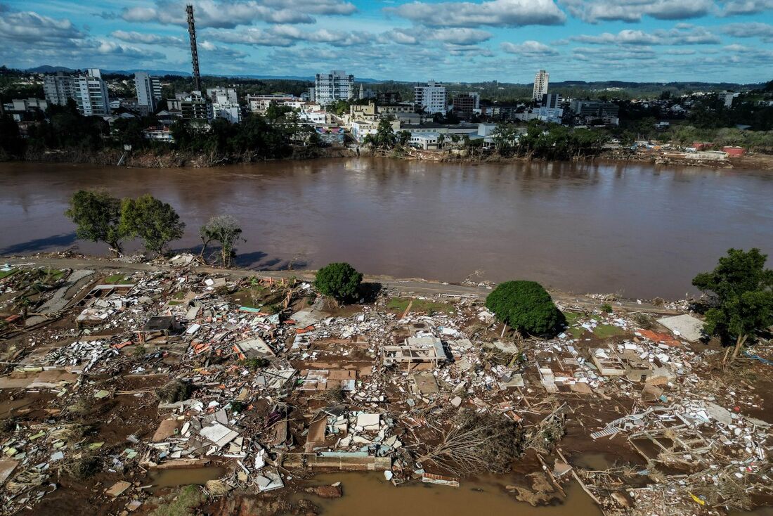 Vista aérea do bairro de Cruzeiro do Sul, em Porto Alegre, afetados pelas inundações