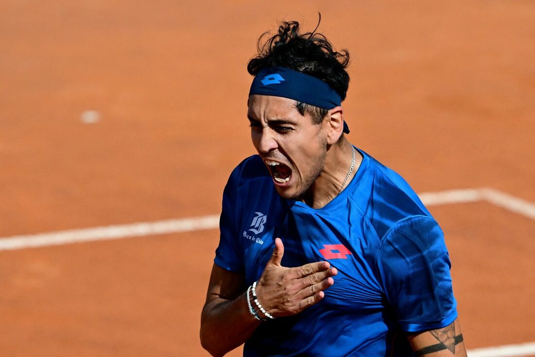 Alejandro Tabilo, do Chile, comemora após vencer o chinês Zhang Zhizhen durante o torneio de tênis ATP Rome Open Masculino, no Foro Italico, em Roma