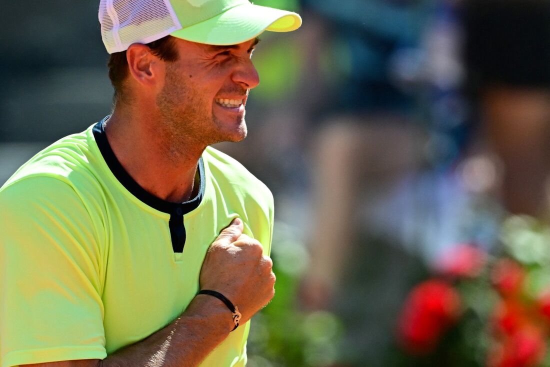 Tommy Paul, dos EUA, comemora após vencer o polonês Hubert Hurkacz no torneio de tênis masculino ATP Rome Open, no Foro Italico, em Roma