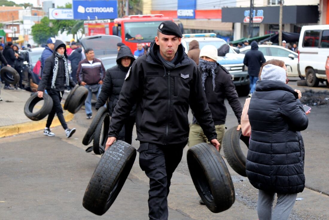 Policiais protestam nas ruas por melhores salários na Argentina