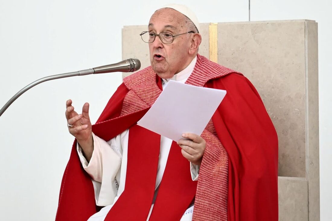 Papa Francisco fala durante missa no estádio Bentegodi durante visita a Verona