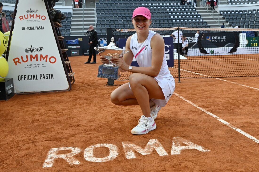 A polonesa Iga Swiatek posa com seu troféu depois de vencer a final feminina contra Aryna Sabalenka