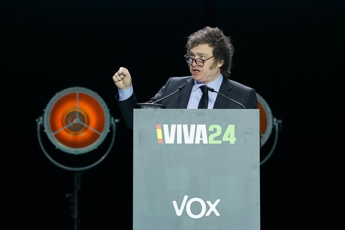 O presidente da Argentina, Javier Milei, faz um discurso no palco durante o comício "Europa Viva 24" do partido espanhol de extrema direita Vox, em Madrid, em 19 de maio de 2024.