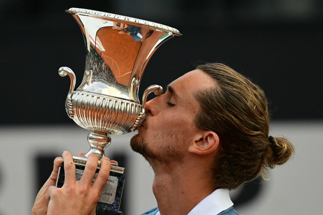 Alexander Zverev com o troféu de campeão do Masters 1000 de Roma