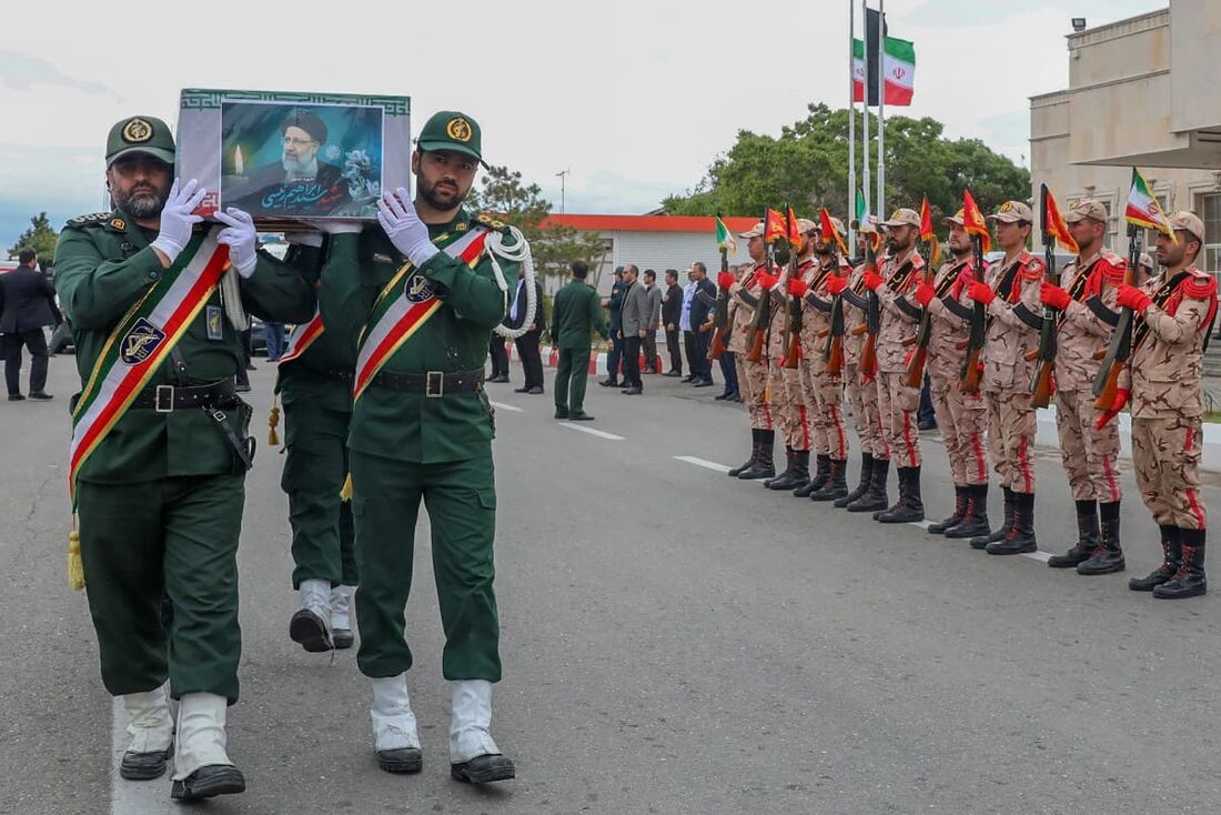 Esta foto fornecida pelo gabinete do presidente iraniano mostra guardas de honra carregando o caixão do falecido presidente Ebrahim Raisi durante um cortejo fúnebre