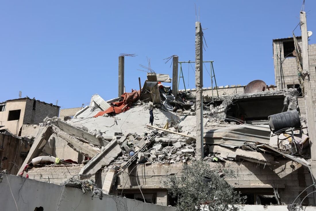 Esta imagem mostra um edifício que foi destruído durante o bombardeamento israelita no bairro de Al-Daraj, na cidade de Gaza