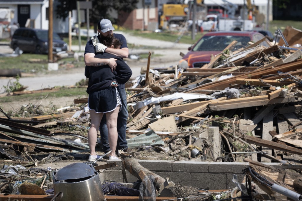 Pelo menos cinco pessoas morreram e dezenas de outras ficaram feridas depois que um tornado atingiu a região central de Iowa na terça-feira