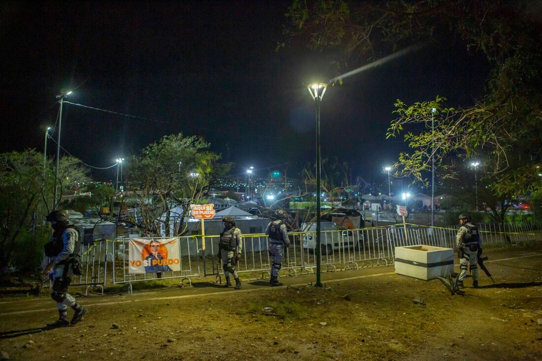 Membros do exército mexicano guardam a área onde um palco desabou durante um comício de campanha do candidato presidencial mexicano Jorge Alvarez Maynez