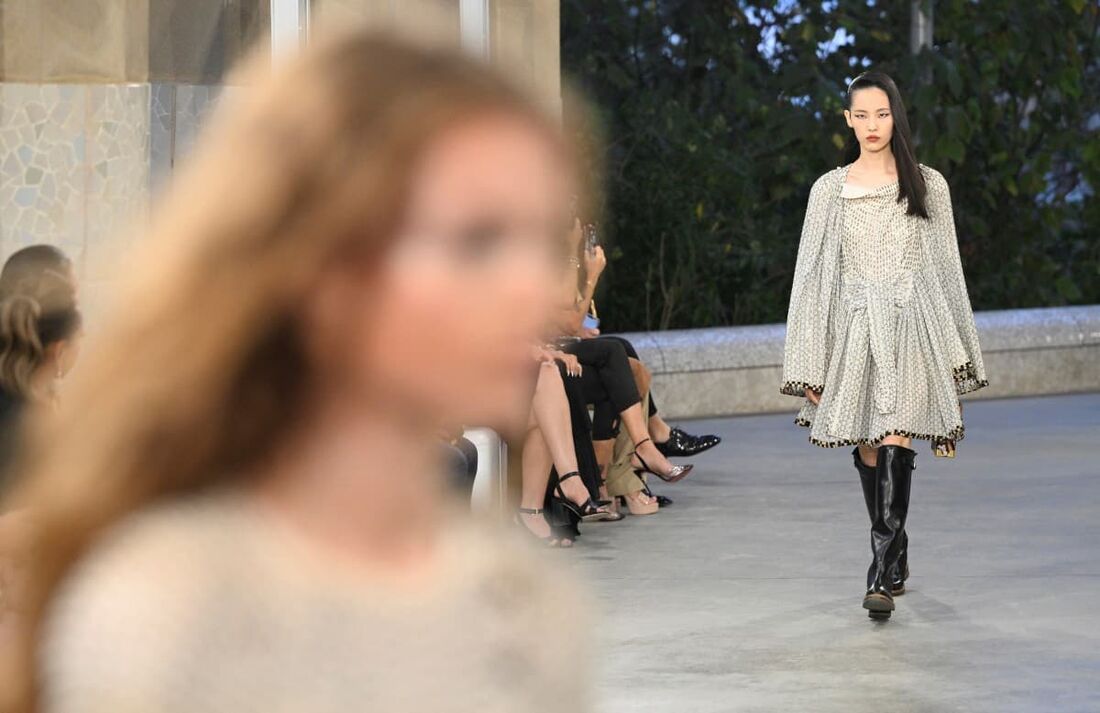 Modelos apresentam criações durante o desfile Cruise Collection da Louis Vuitton no Parque Guell, em Barcelona.