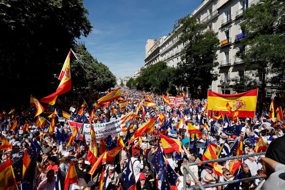 Grande manifestação toma as ruas de Madri neste domingo (26)