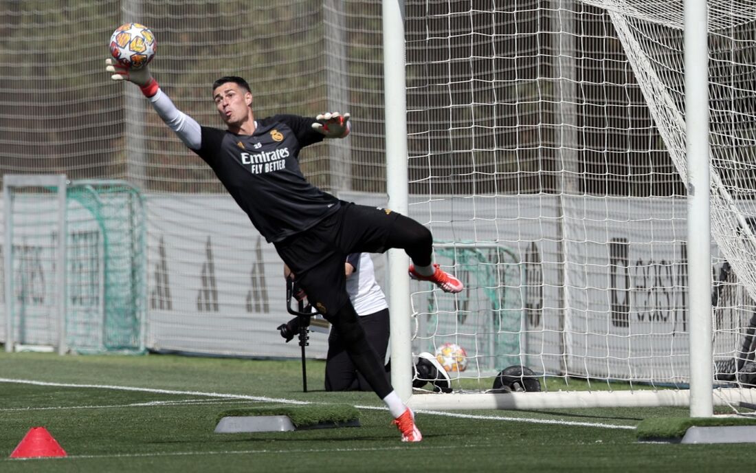 Goleiro do Real Madrid, Andriy Lunin, participa de um treino no estádio Santiago Bernabeu, em Madrid