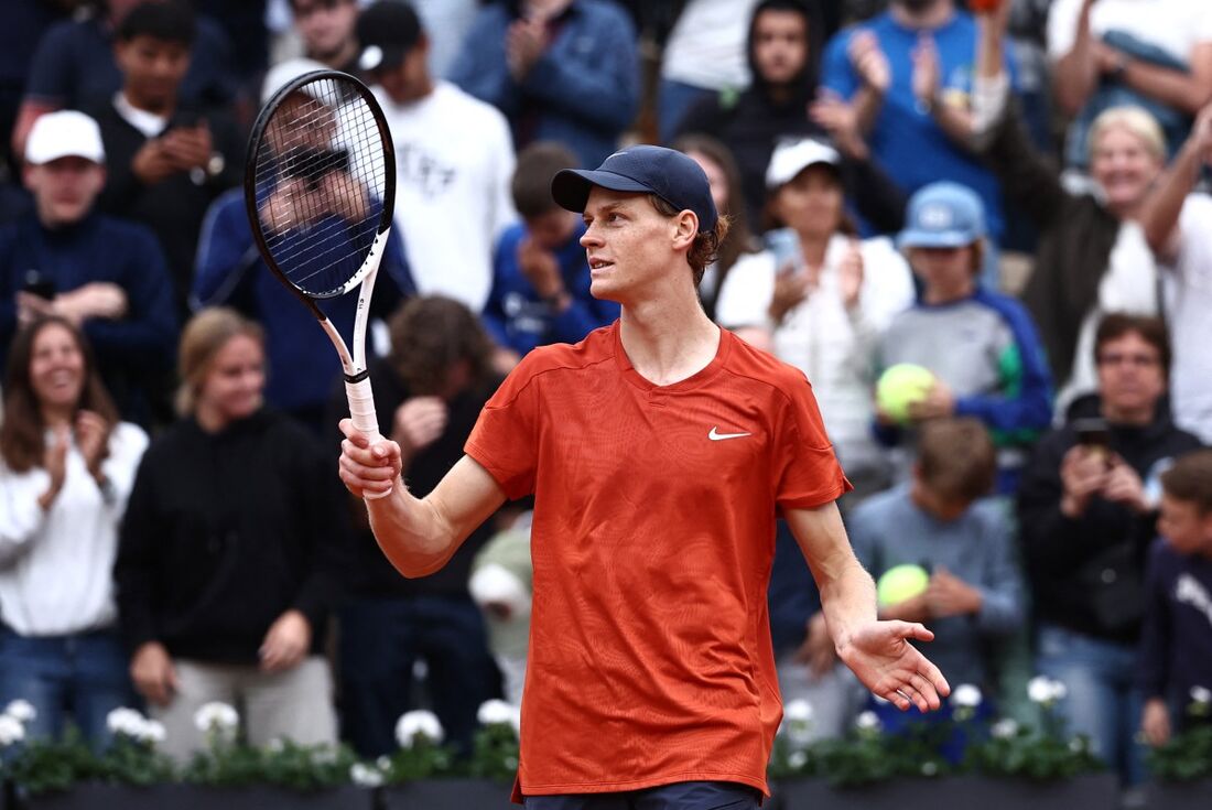 O italiano Jannik Sinner comemora após vencer sua partida individual masculina contra o americano Christopher Eubanks