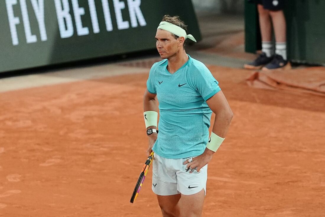 O espanhol Rafael Nadal reage ao jogar contra o alemão Alexander Zverev durante a partida individual masculina