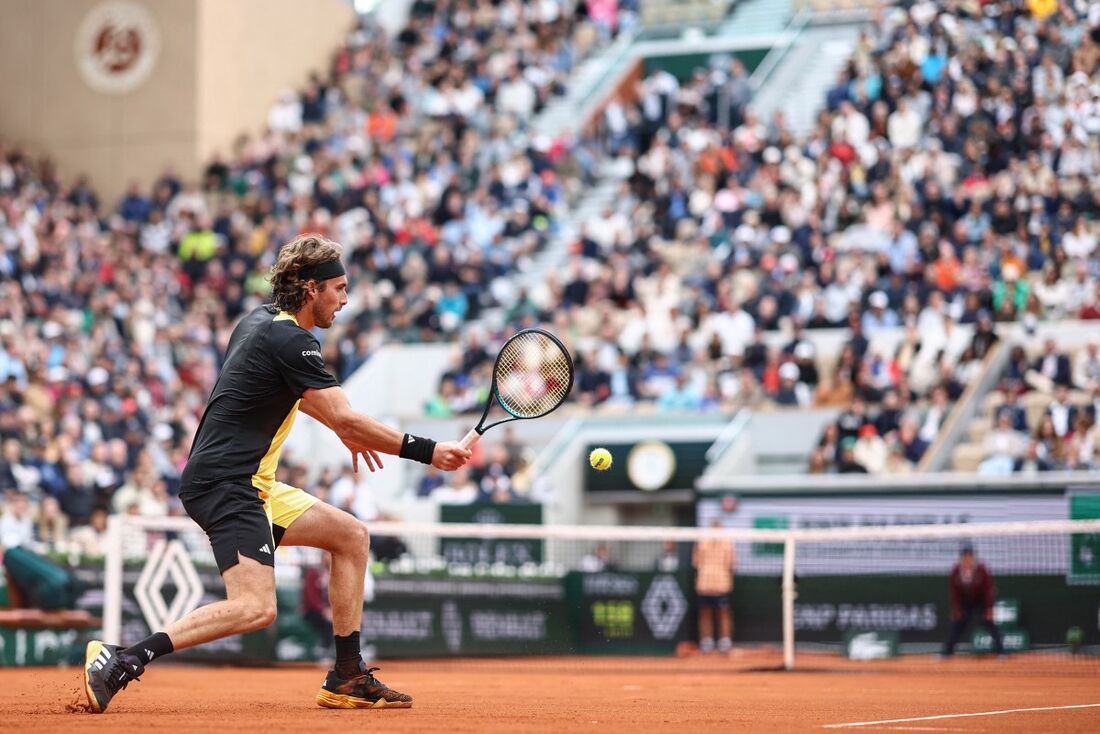 O grego Stefanos Tsitsipas durante a partida individual masculina contra o húngaro Marton Fucsovics