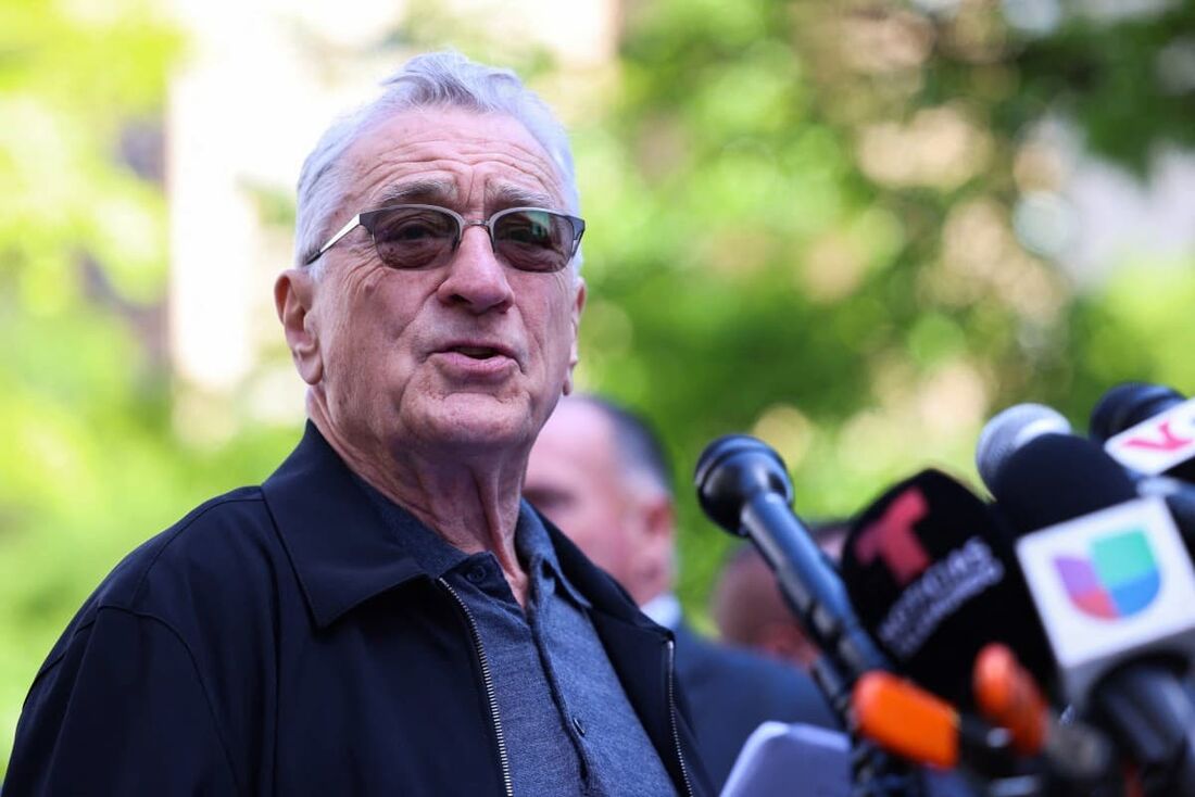 O ator norte-americano Robert De Niro fala em apoio ao presidente dos Estados Unidos, Joe Biden, fora do Tribunal Criminal de Manhattan