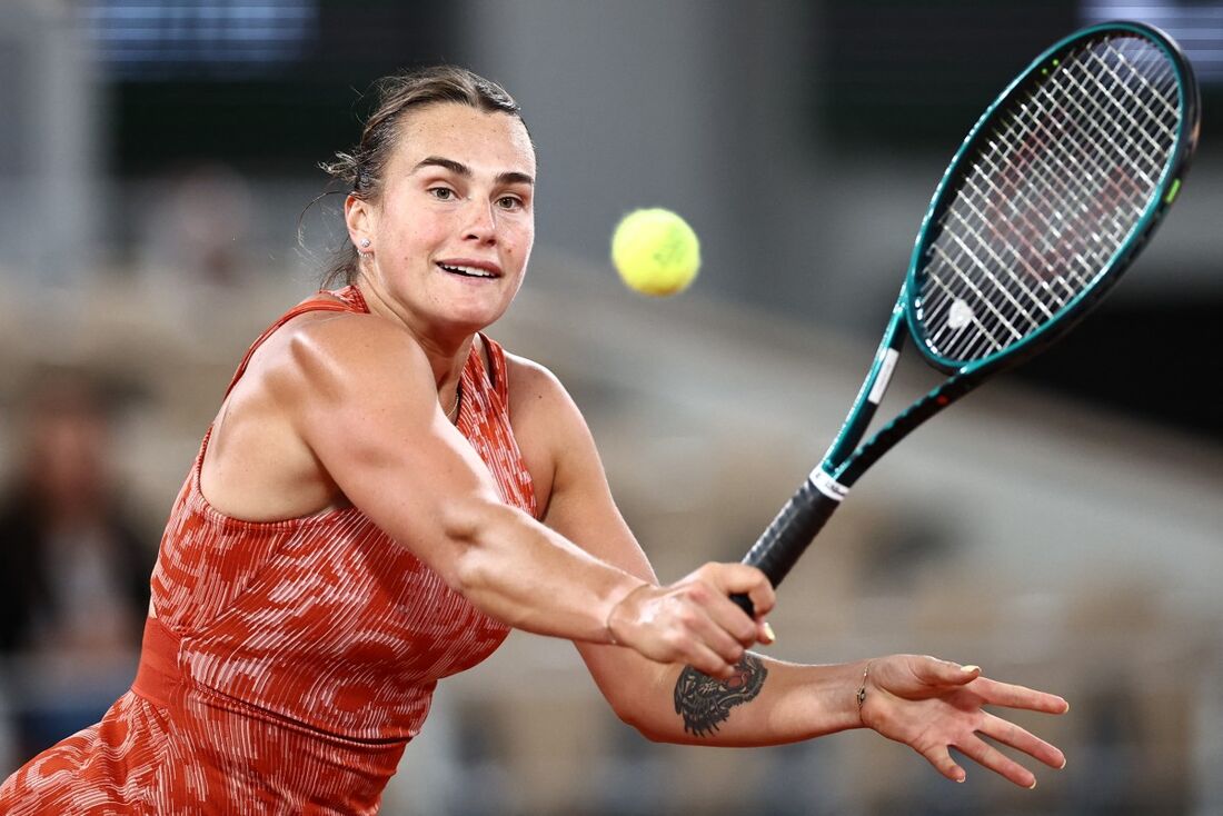  Aryna Sabalenka, da Bielo-Rússia, em jogo contra a russa Erika Andreeva