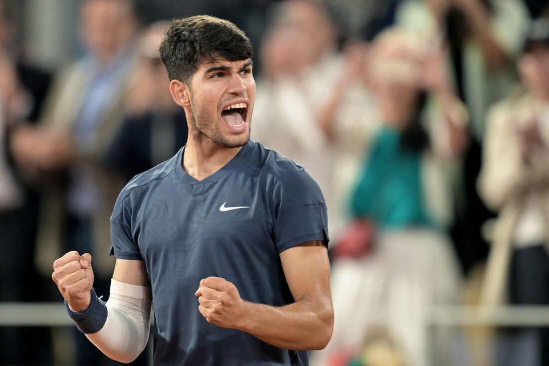 O espanhol Carlos Alcaraz comemora após vencer sua partida individual masculina contra o holandês Jesper De Jong