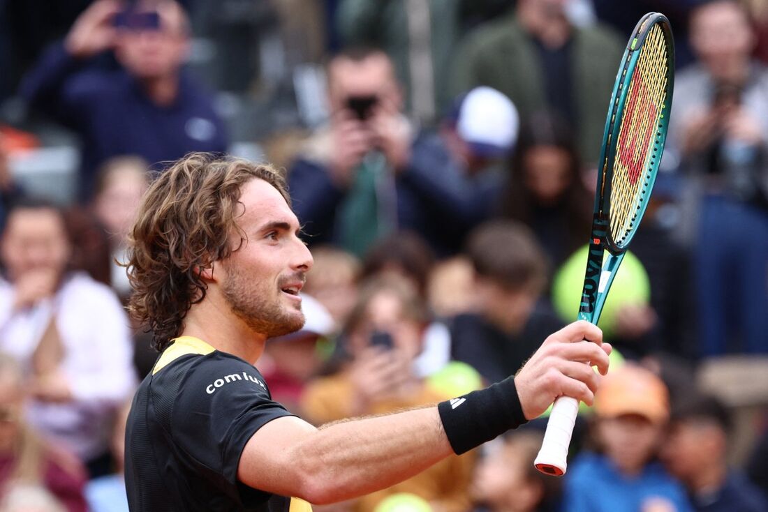 Stefanos Tsitsipas, da Grécia, comemora após vencer o alemão Daniel Altmaier no final da partida individual masculina