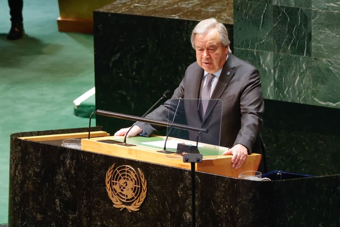 O secretário-geral da ONU, António Guterres, fala durante uma homenagem da Assembleia Geral das Nações Unidas (ONU) ao falecido presidente iraniano Ebrahim Raisi na sede da ONU em Nova York