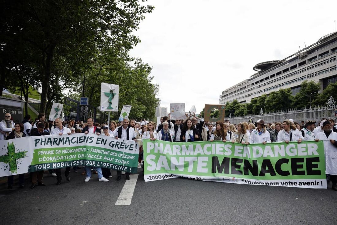 Farmacêuticos manifestam-se durante uma greve nacional pela escassez de medicamentos e salários em Paris