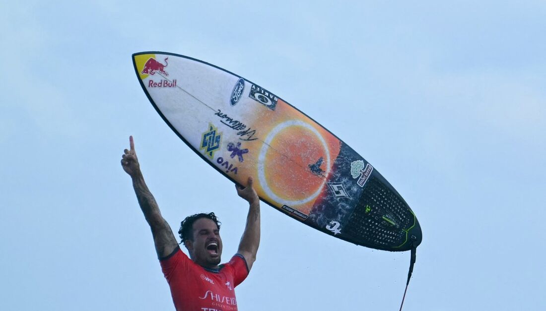 Italo Ferreira comemora na etapa de Teahupoo do Circuito Mundial de Surfe