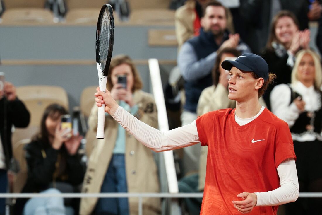 O italiano Jannik Sinner comemora após vencer sua partida individual masculina contra o russo Pavel Kotov 